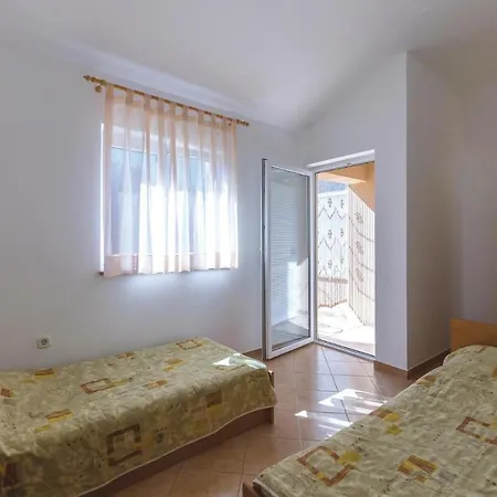 Amazing Apartment In Pula With Kitchen Apartment *